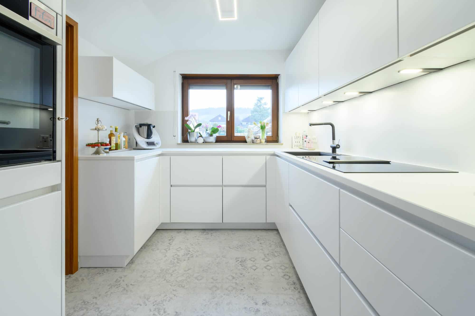 Küchenhalle Winnenden Designküche U-Form weiß Lack matt Griffmulden
