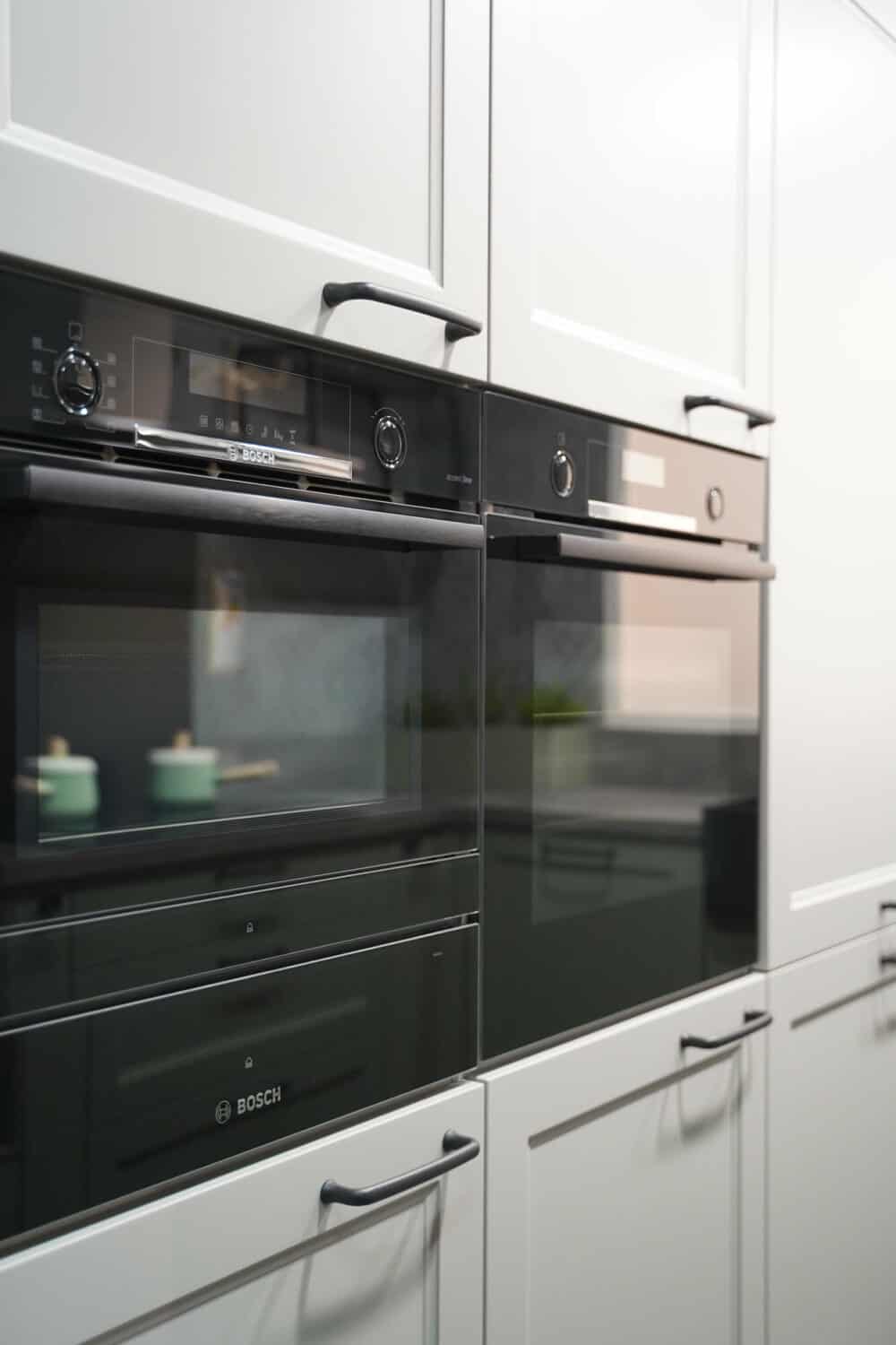 Küche im Landhausstil mit Bosch Accent Line E-Geräten