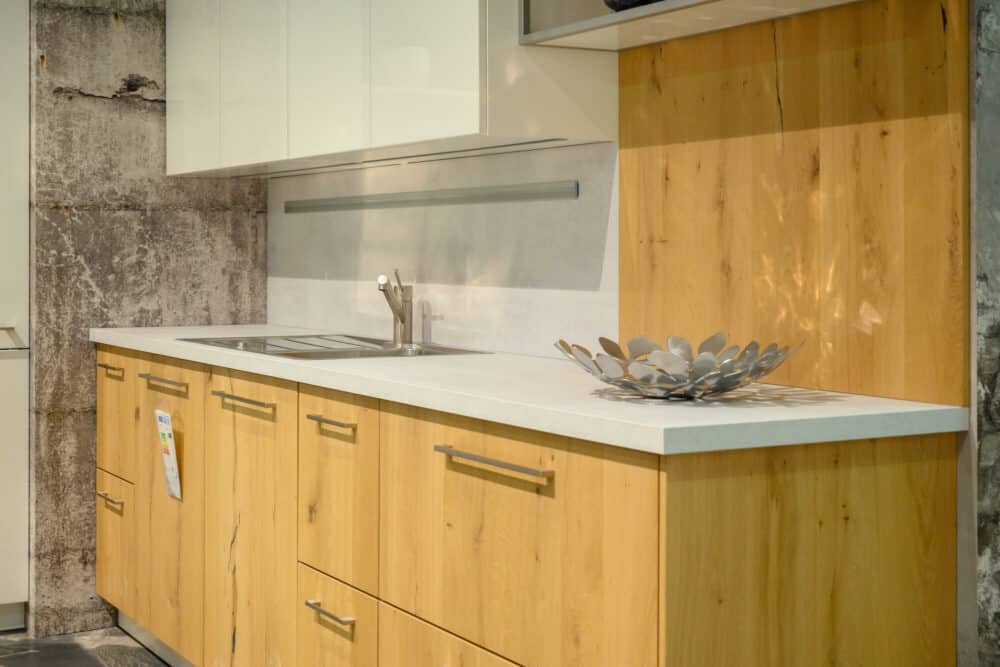 Küchenzeile Holzfronten Kücheninsel modern hochglanz lack