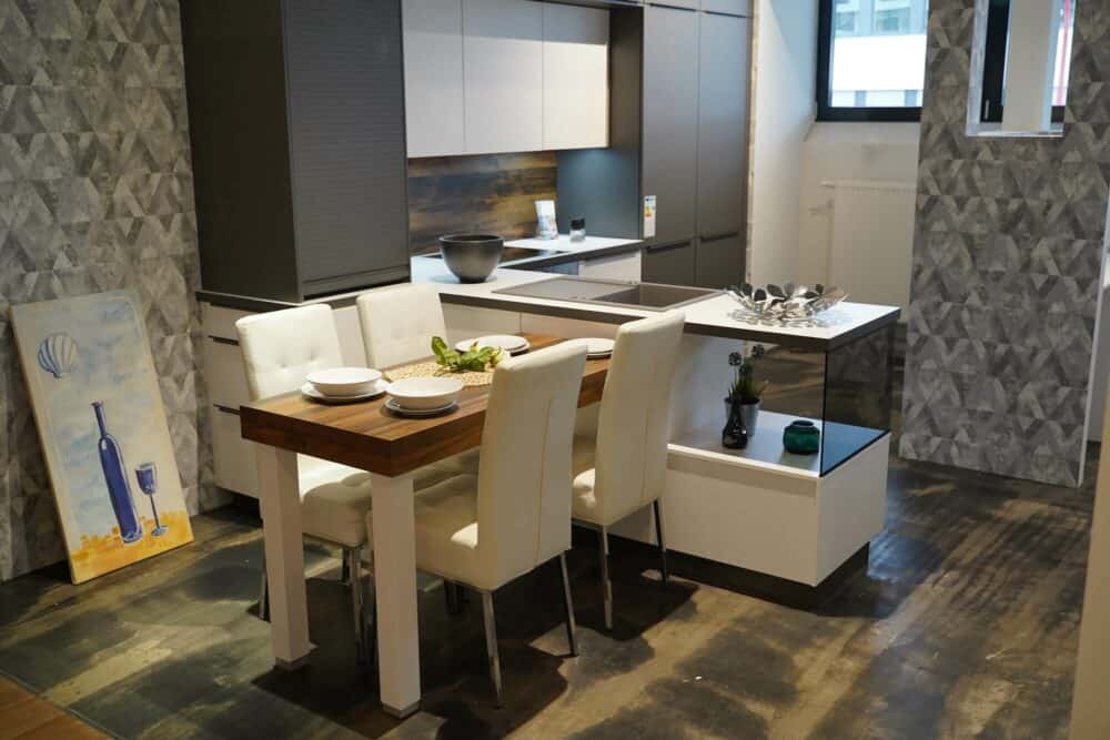 Moderne Küchenzeile weiß grau mit Esstisch
