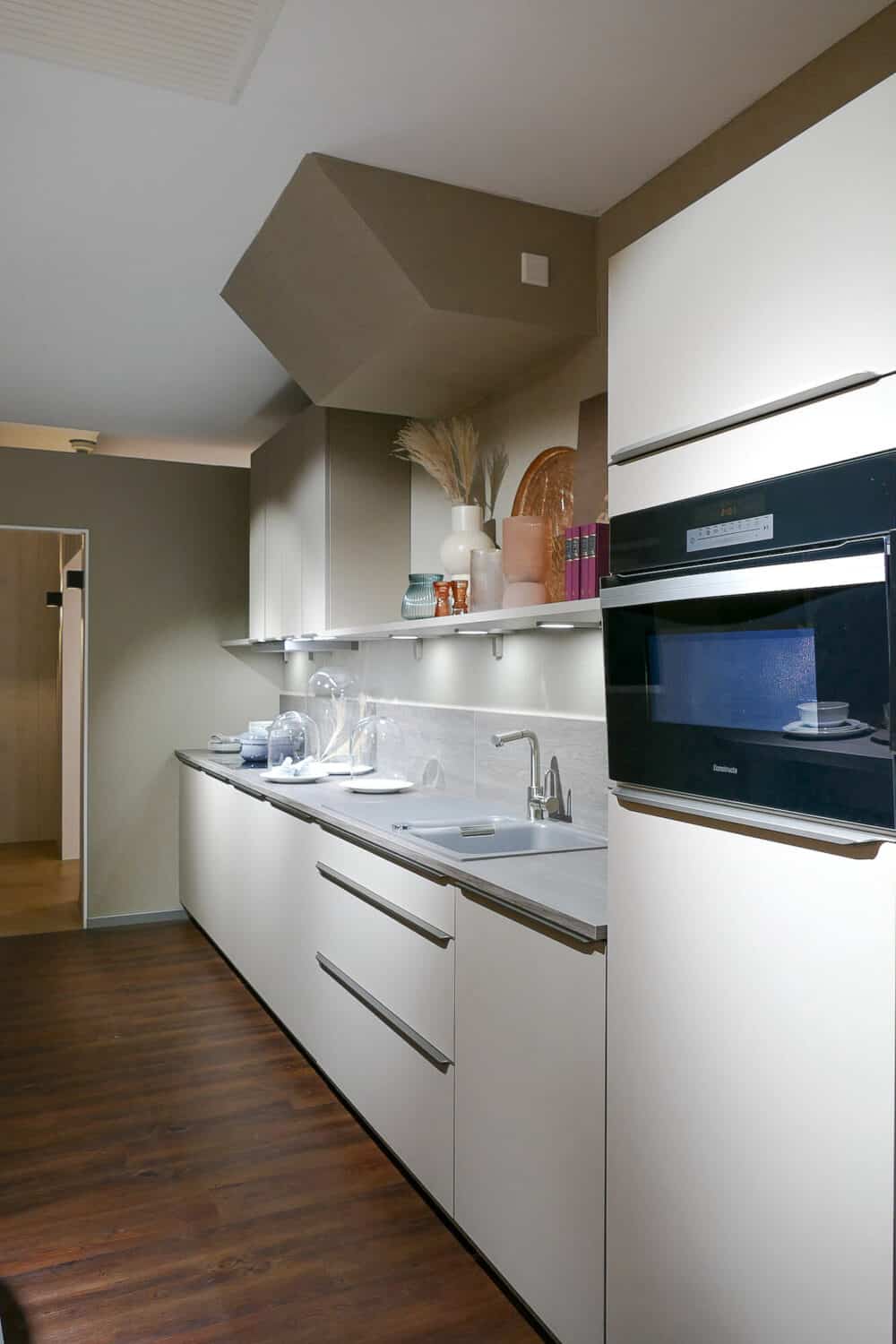Moderne Küchenzeile grau mit Elektrogeräten