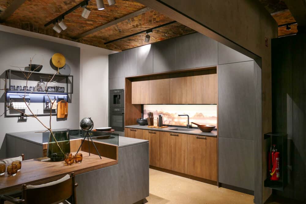 Bauformat Küchenzeile mit Kücheninsel Holz basalt schwarz