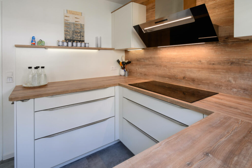 Nobilia G-Küche modern mit Holz Arbeitsplatte und Elektrogeräten