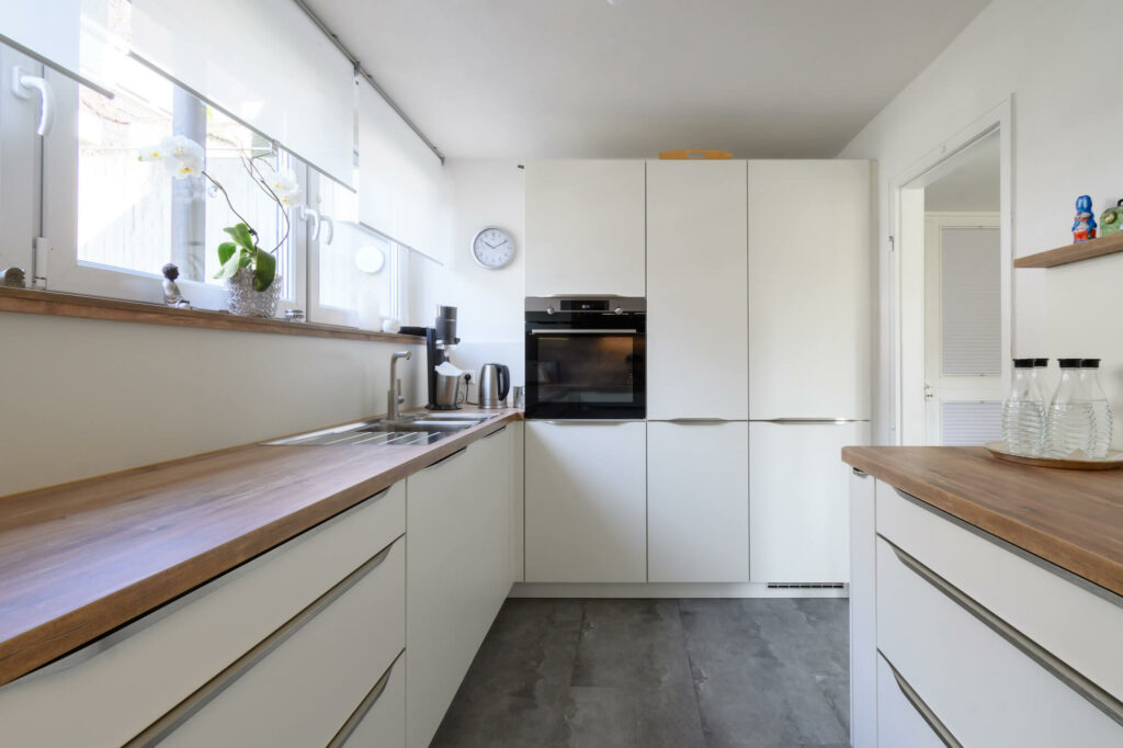 Nobilia moderne G-Küche weiß mit Holz Arbeitsplatte