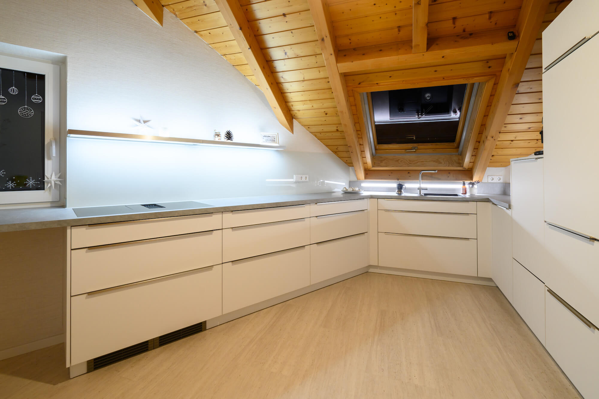 Nobilia moderne U-Form Küche weiß in Dachschräge
