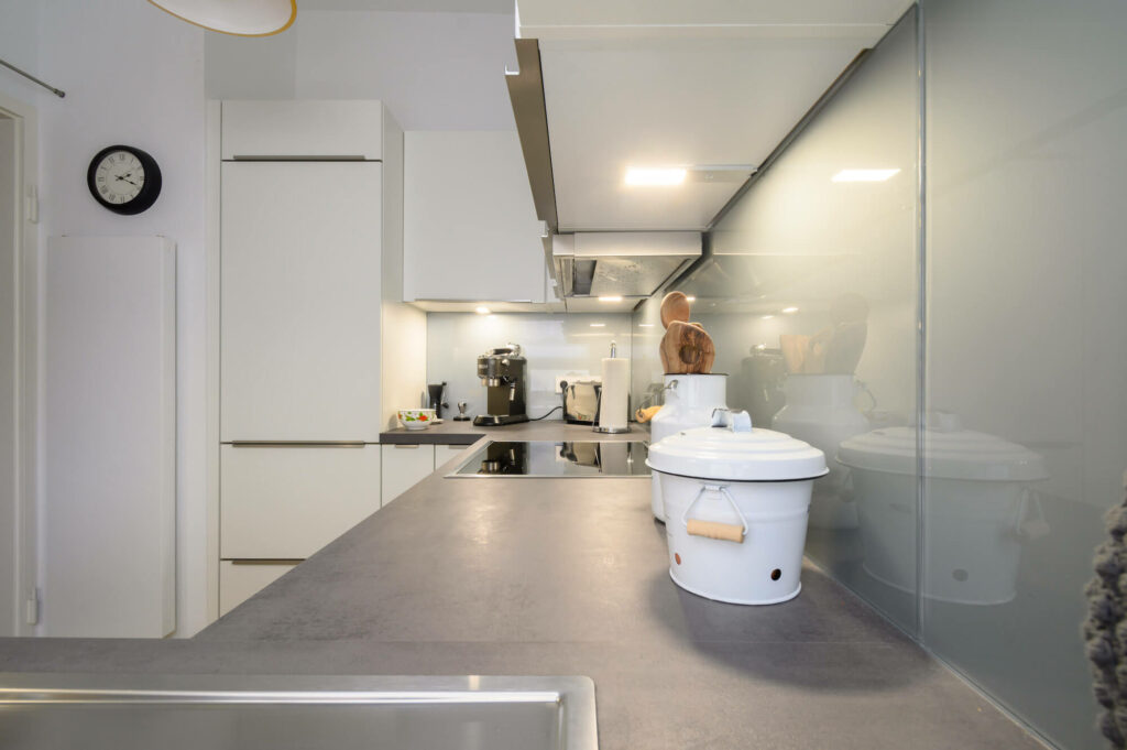 Nobilia U-Küche klein mit grauer Schichtstoff Arbeitsplatte